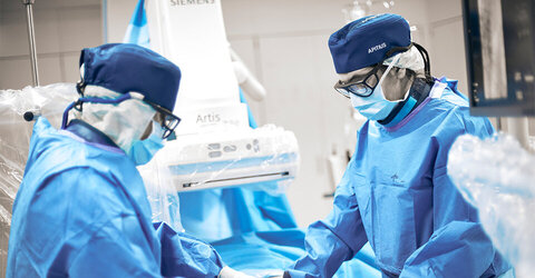 Ärzte des Gefäßzentrums operieren einen Patienten