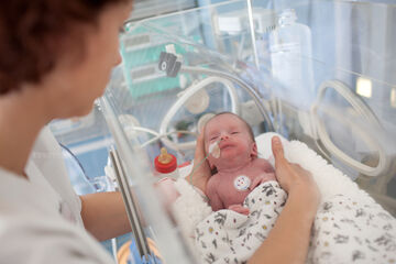Eine Schwester pflegt ein Frühchen am KRH Klinikum Neustadt am Rübenberge