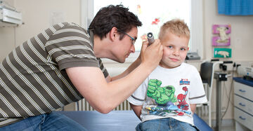 HNO-Untersuchung an einem Kind von einem Arzt am KRH Klinikum Neustadt am Rübenberge im Institut für Kinder- und Jugendheilkunde