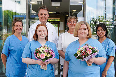 Gemeinsam mit den Absolventinnen Zoe Gilster (vorne links) und Sarah Meine (vorne rechts) freuen sich (h. v.  l.): Sina Thorandt, MFA-Koordinatorin, Dr. Stephan Kaaden, Chefarzt der Allgemein- und Viszeralchirurgie am KRH Klinikum Neustadt und Robert Koch Gehrden, Angela Schurr, Pflegedienstleitung, und Tijen Cinar, Teamleitung MFA-Ausbildung.