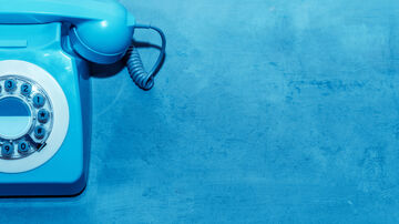 Ein Telefon vor blauem Hintergrund